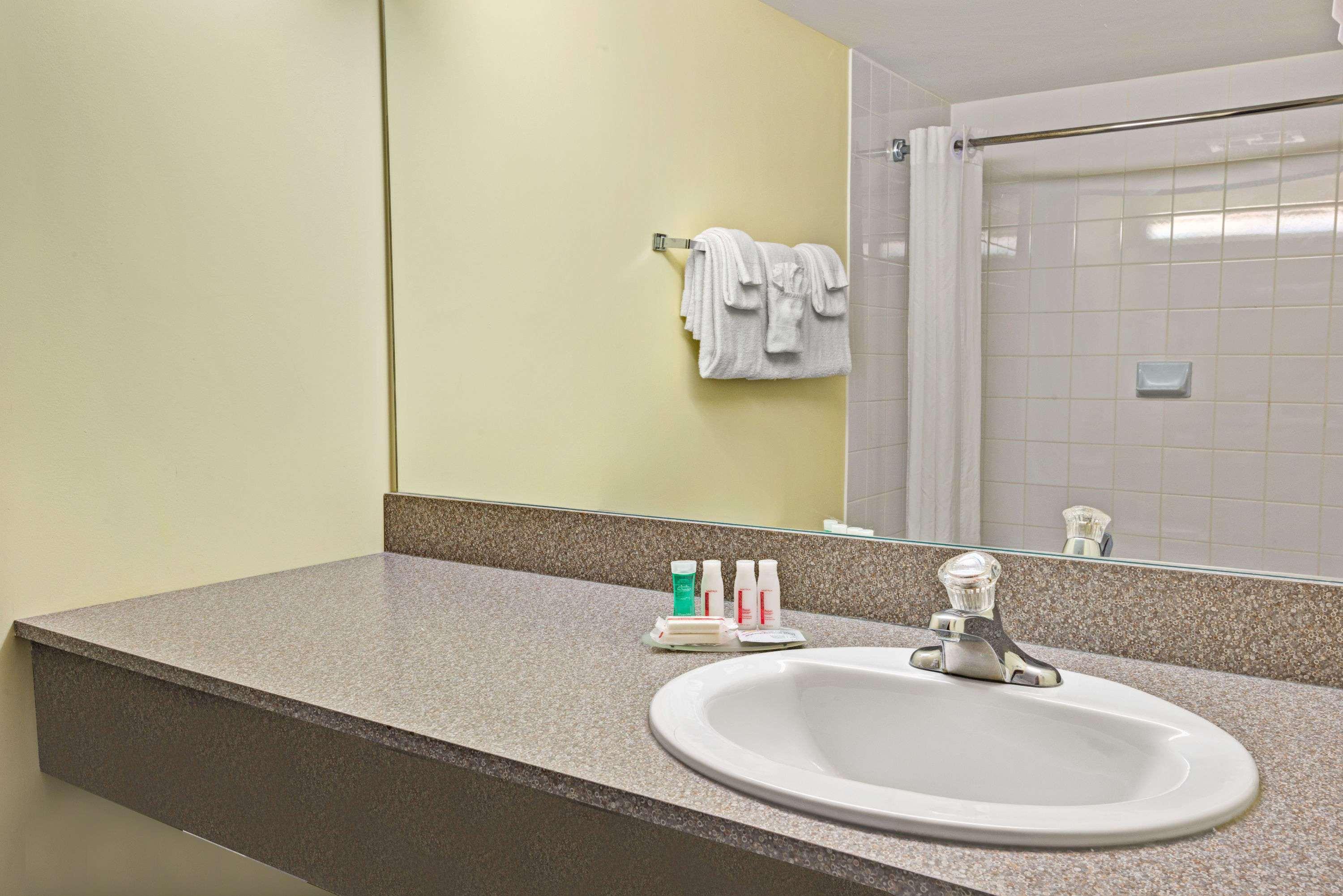 ซูเปอร์ 8 บาย วินด์แฮม แบร์รี Hotel ภายนอก รูปภาพ