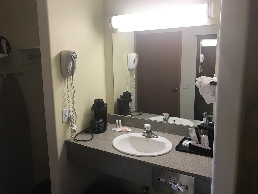 ซูเปอร์ 8 บาย วินด์แฮม แบร์รี Hotel ภายนอก รูปภาพ