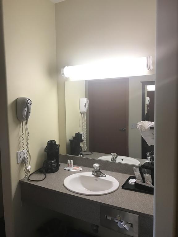ซูเปอร์ 8 บาย วินด์แฮม แบร์รี Hotel ภายนอก รูปภาพ